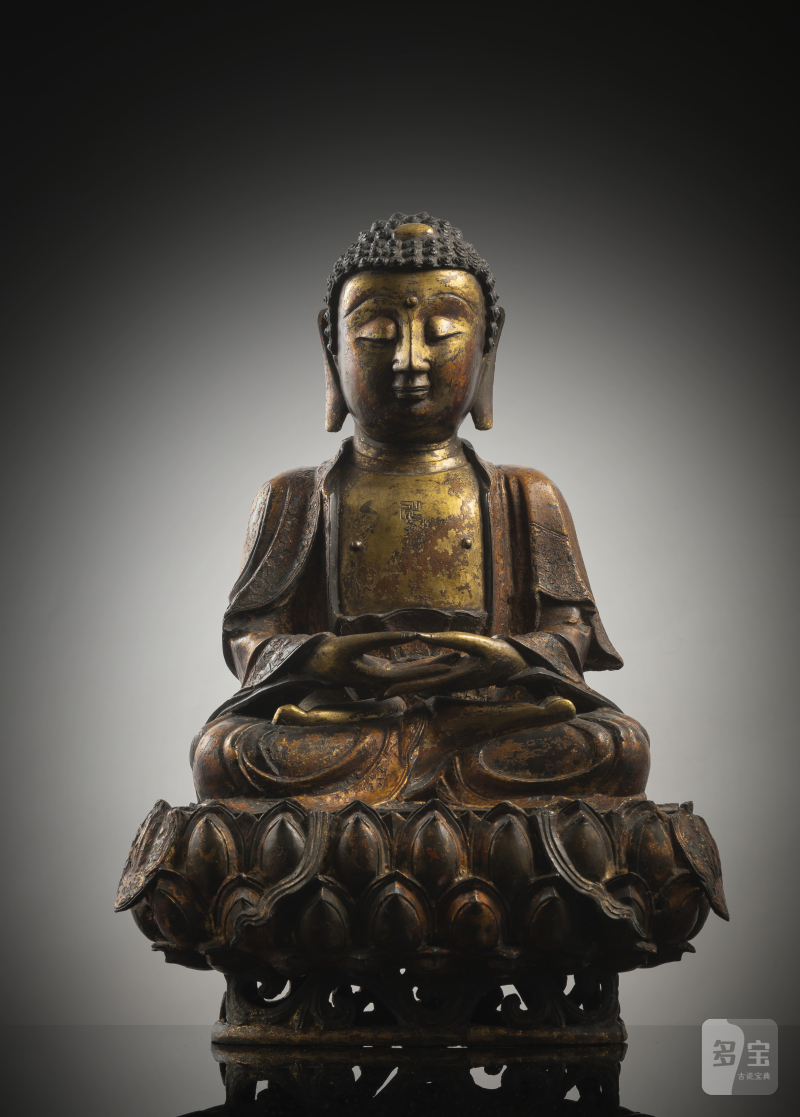 A GILT- AND RED-LACQUERED BRONZE FIGURE OF BUDDHA SHAKYAMUNI - 图1